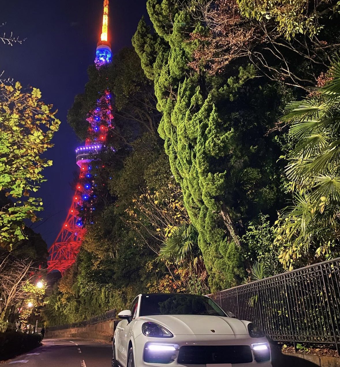 夜、東京タワーを背景にポルシェを撮影