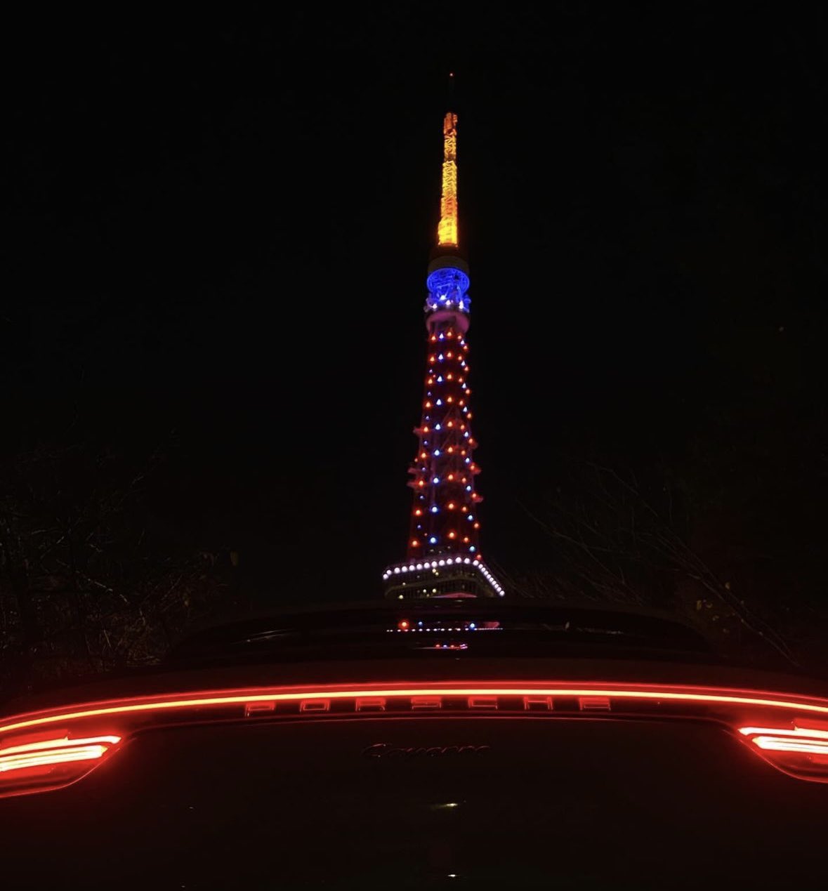 夜、東京タワーを背景にポルシェを撮影