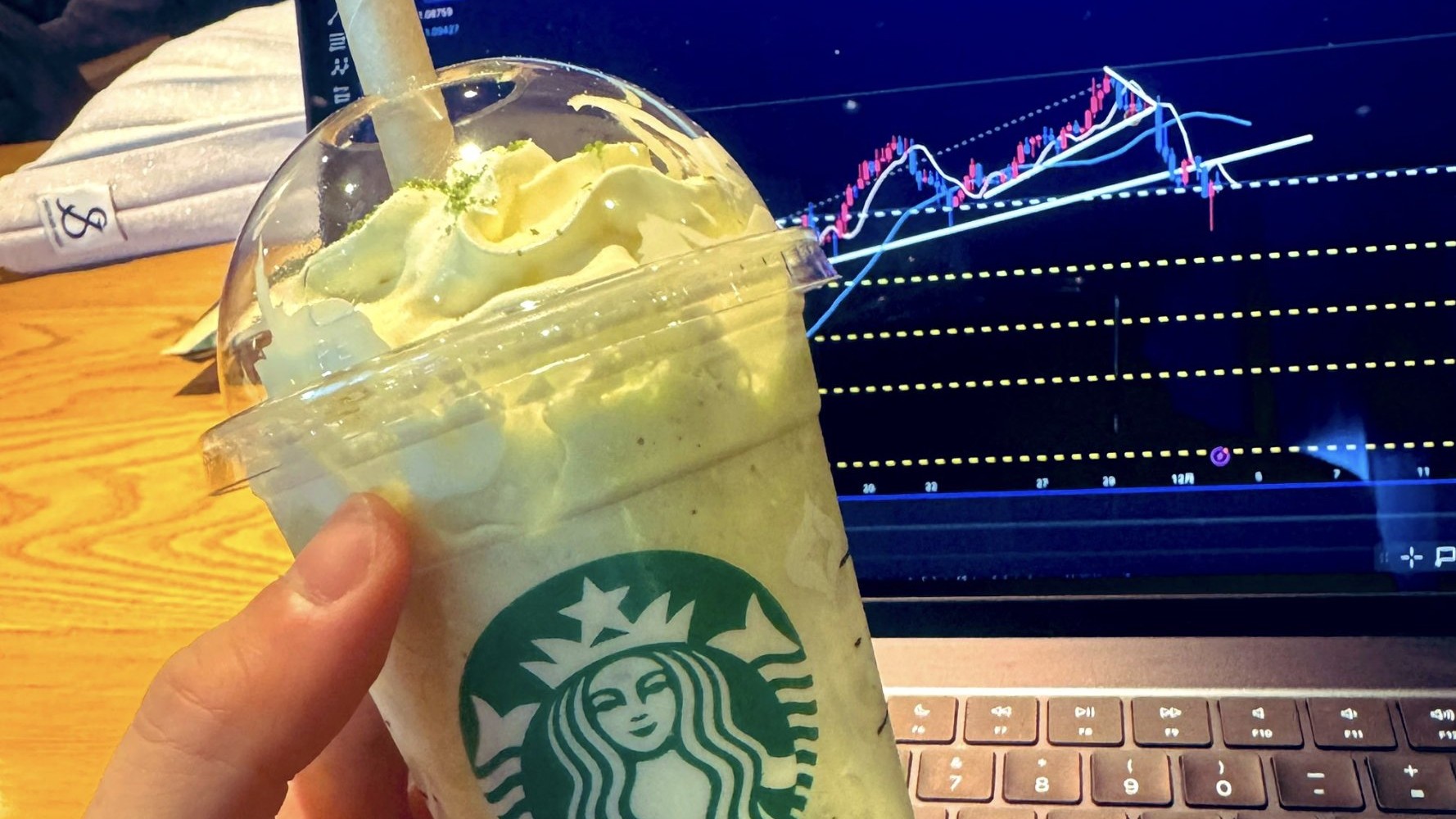 スタバでPCを開きチャートを確認する